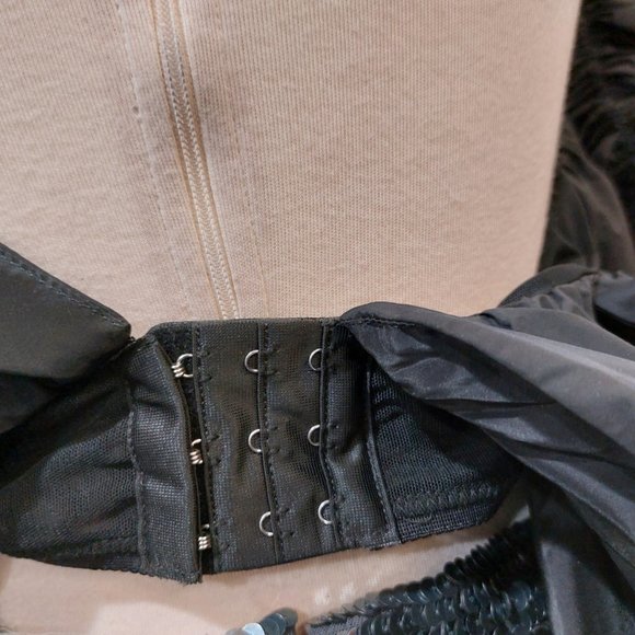 💥STUNNINGLY BEAUTIFUL💥 Ruffle Trim Corset Top in Black - Picture 12 of 15